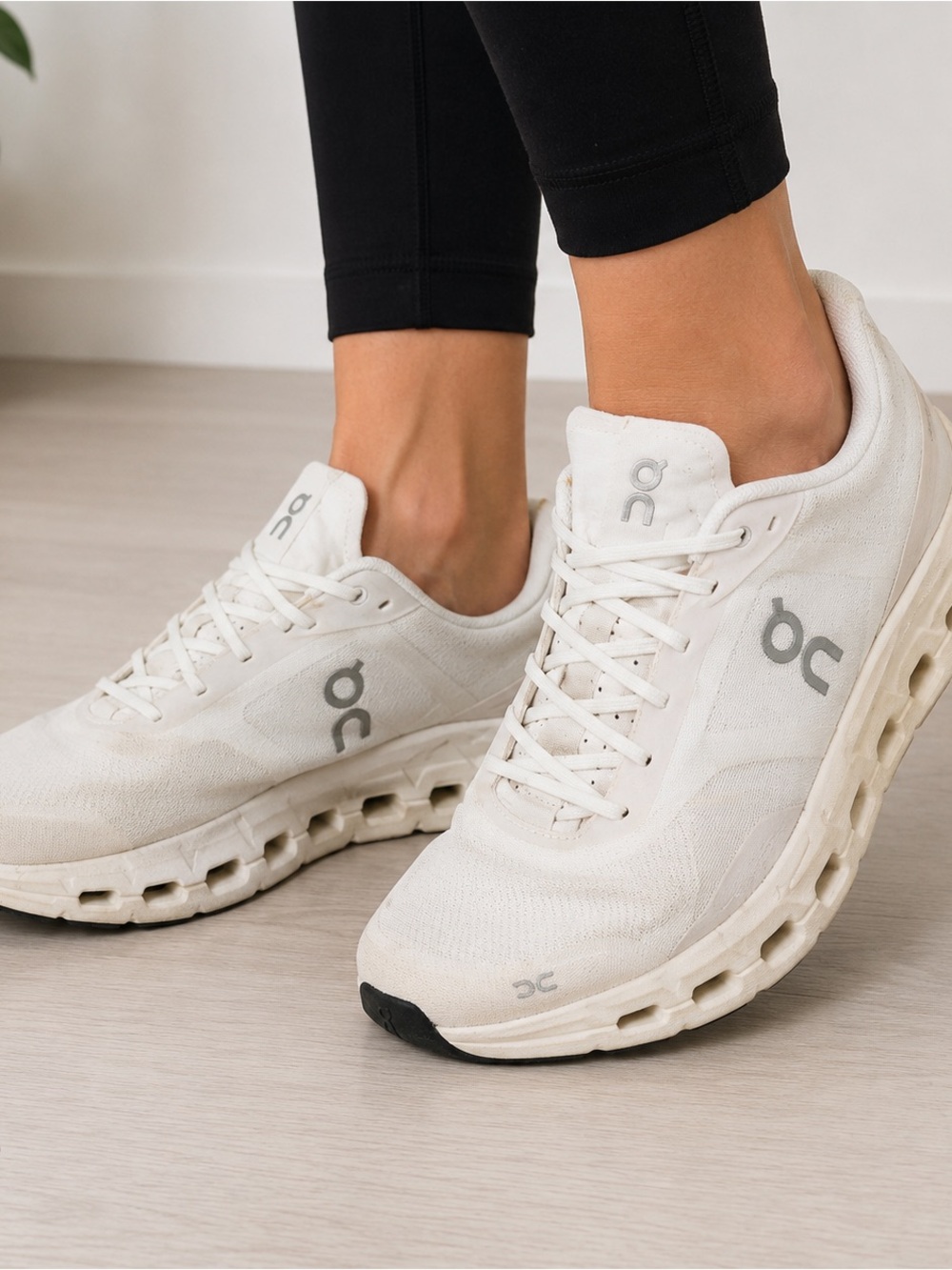 Womans On Cloud white size 8.5